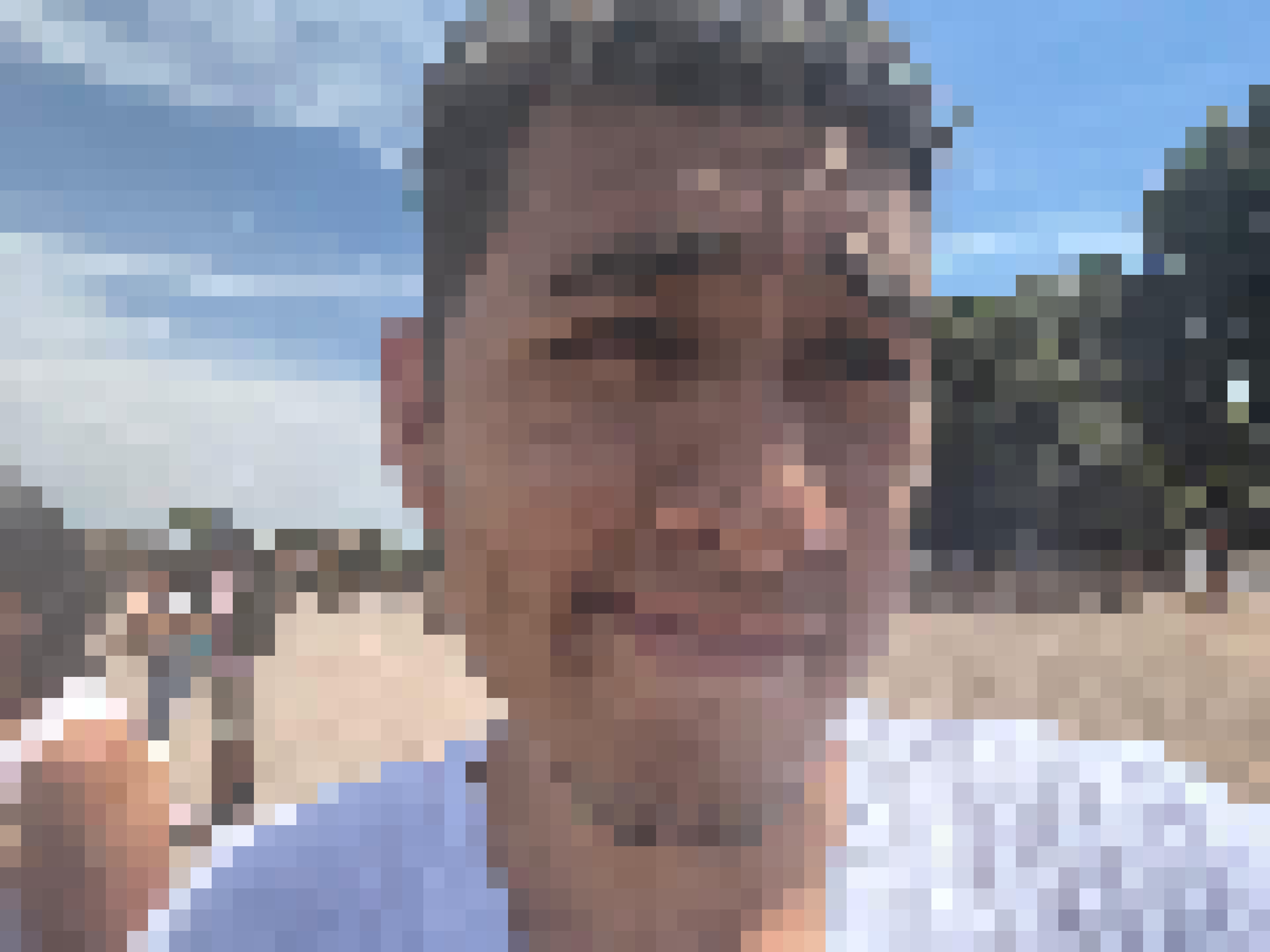 Retrato en pixel art de Lothar poniendo cara de duda, con el cielo y los árboles de Roma de fondo